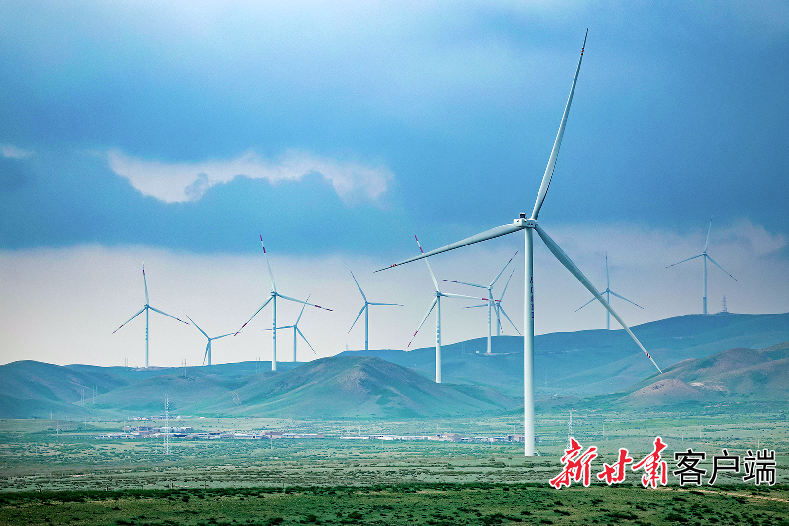 位于甘肃白银景泰县的一处风电场 新甘肃·甘肃日报记者 冯乐凯