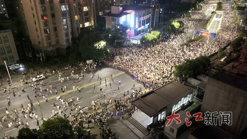 武警战士以人墙方式引导群众散场（南昌公安供图）