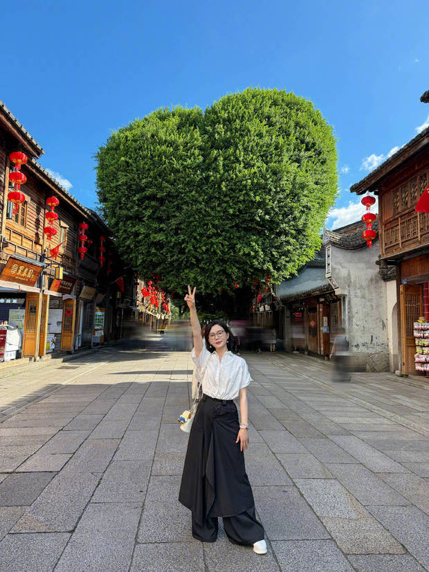 陈数分享悠然假日生活！逛街散步拍美照状态轻盈，笑容明媚心情佳(图1)
