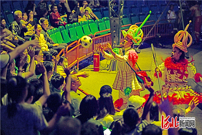 10月4日,第二十届中国吴桥国际杂技艺术节国际马戏嘉年华在正定古城南门外广场火热上演。