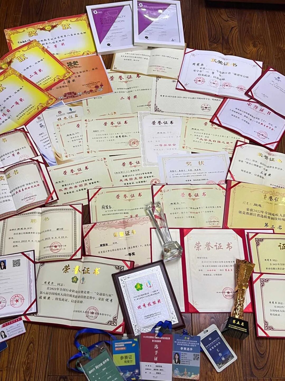 滿滿的榮譽(yù)證書，見證了周斐爾的成長。受訪人供圖