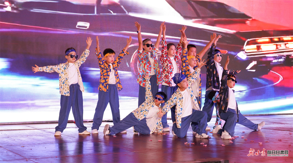 国庆中秋假期，在成县青泥河湿地公园内，随着一阵音乐响起，一群身着盛装的孩子走上舞台，他们随着音乐的节奏翩翩起舞，欢声笑语拉开了成县假期活动的精彩篇章。新甘肃·每日甘肃网通讯员　刘建军　摄影报道