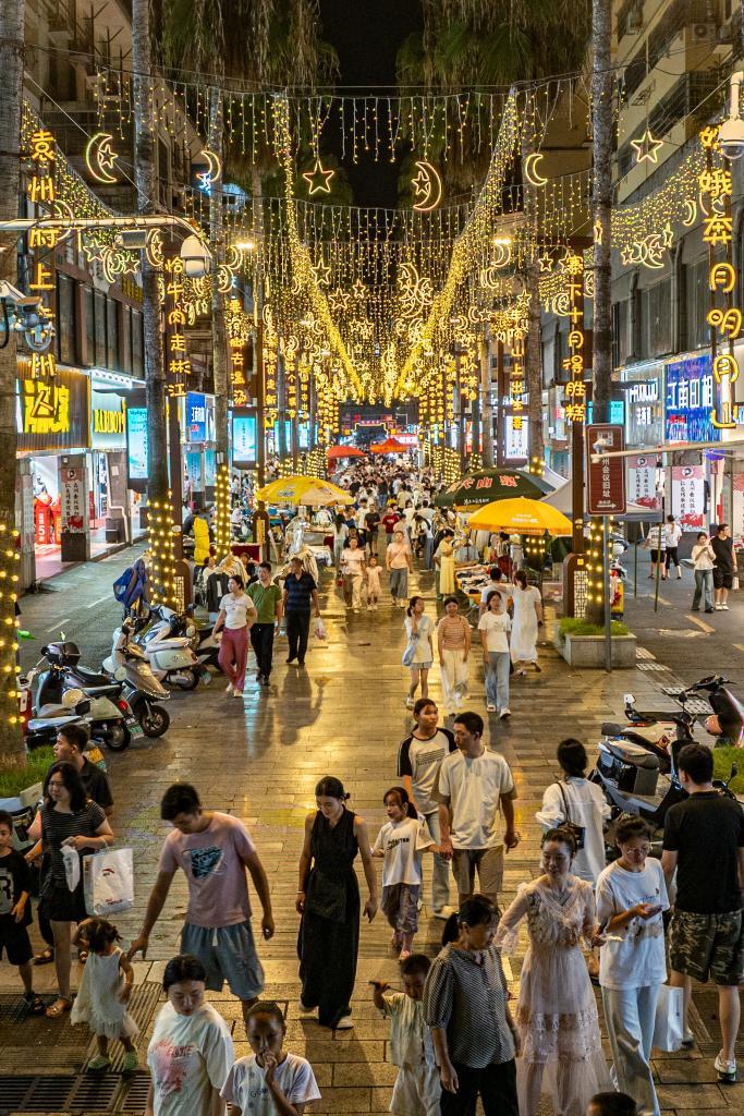 游客在江西宜春的鼓楼街区游玩。新华社发