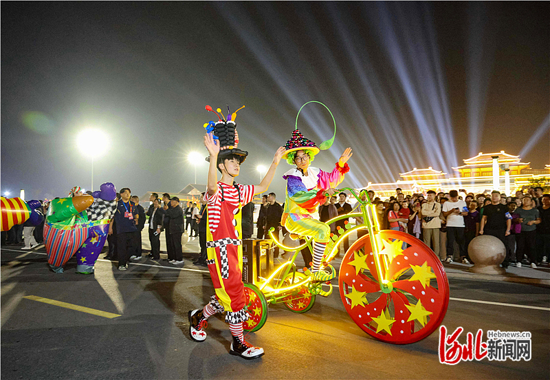 10月2日晚,吴桥杂技博物馆外,热闹的杂技巡游精彩上演。