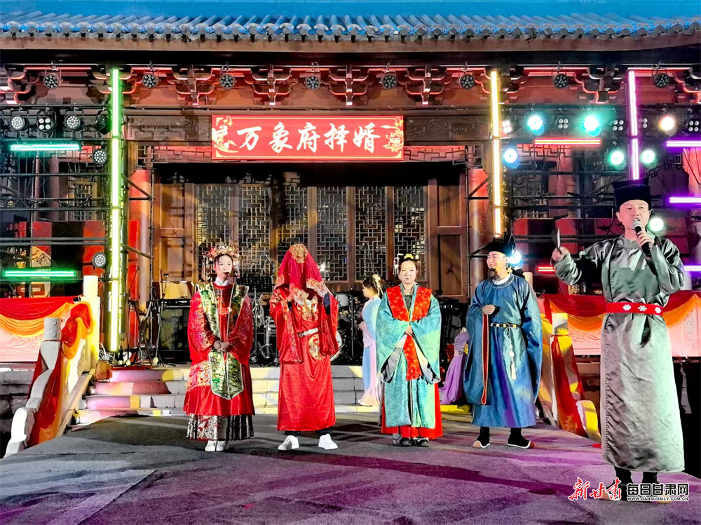 国庆中秋假期，陇南武都万象街举办了丰富多彩的活动，吸引了大量游客。新甘肃·每日甘肃网通讯员　后斌玉　摄影报道