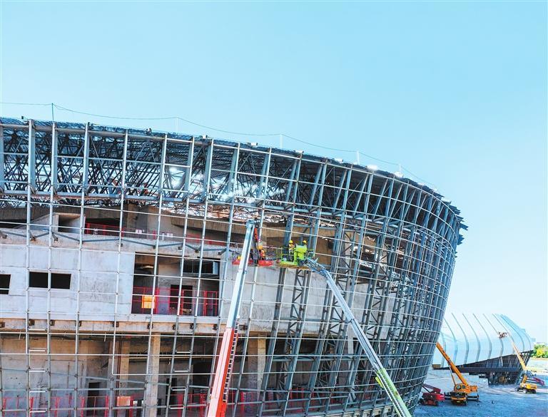 国庆中秋假期，工人在张掖奥体中心工程项目现场加紧施工。新甘肃&middot;甘肃日报通讯员　杨潇