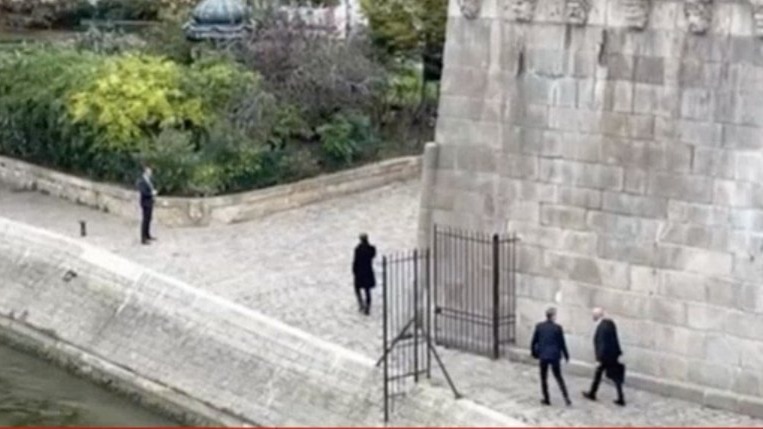 马克龙独自漫步塞纳河畔