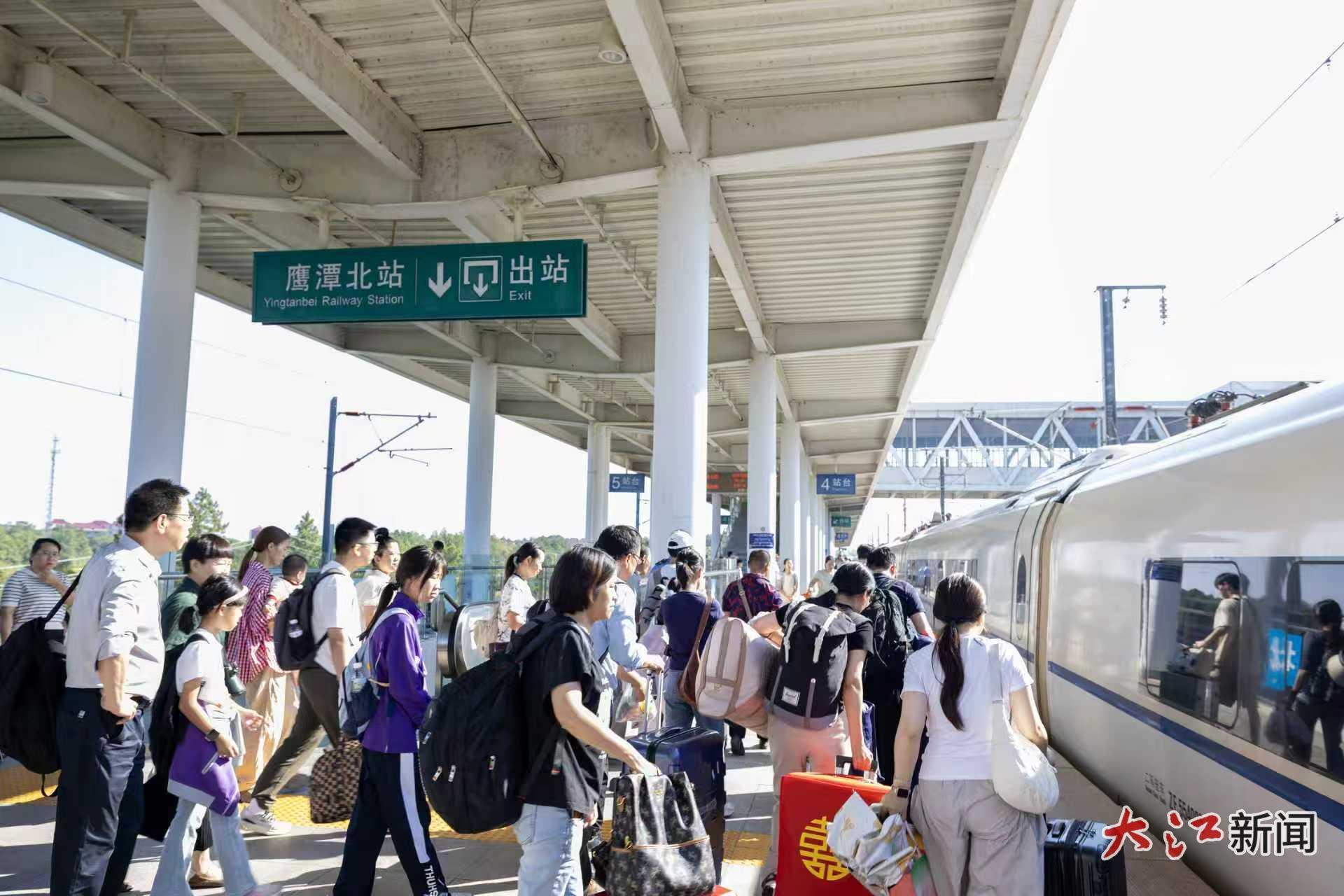 鹰潭北站迎来返程客流高峰，旅客正在上下车。（舒文彬 摄）