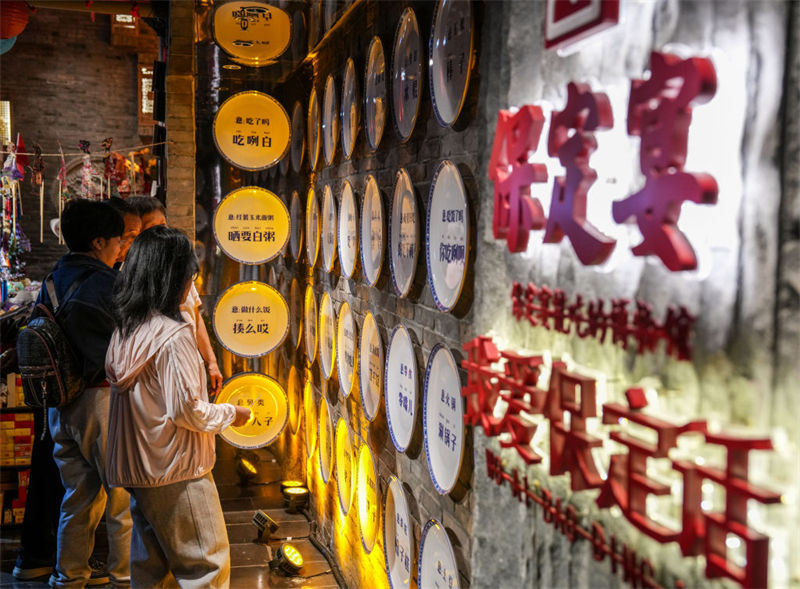 10月5日，游客在保定宴饮食博物馆参观。