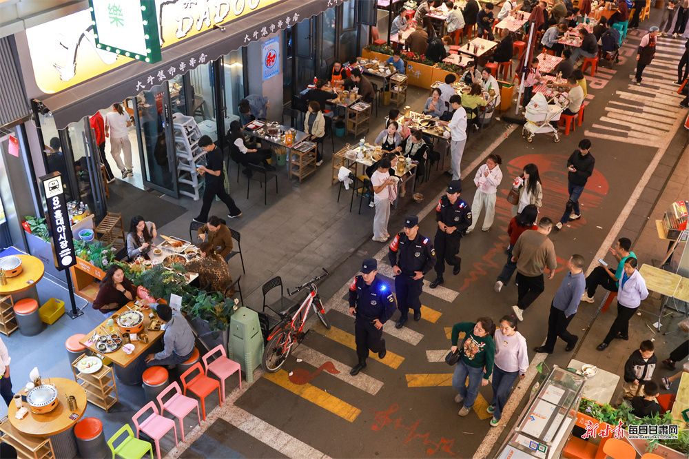国庆中秋假期，兰州市各景区、夜市迎来客流高峰。兰州市公安局优化警务机制，科学设置执勤点位，全方位护航假期“夜经济”。新甘肃·每日甘肃网通讯员　金万贵　摄影报道
