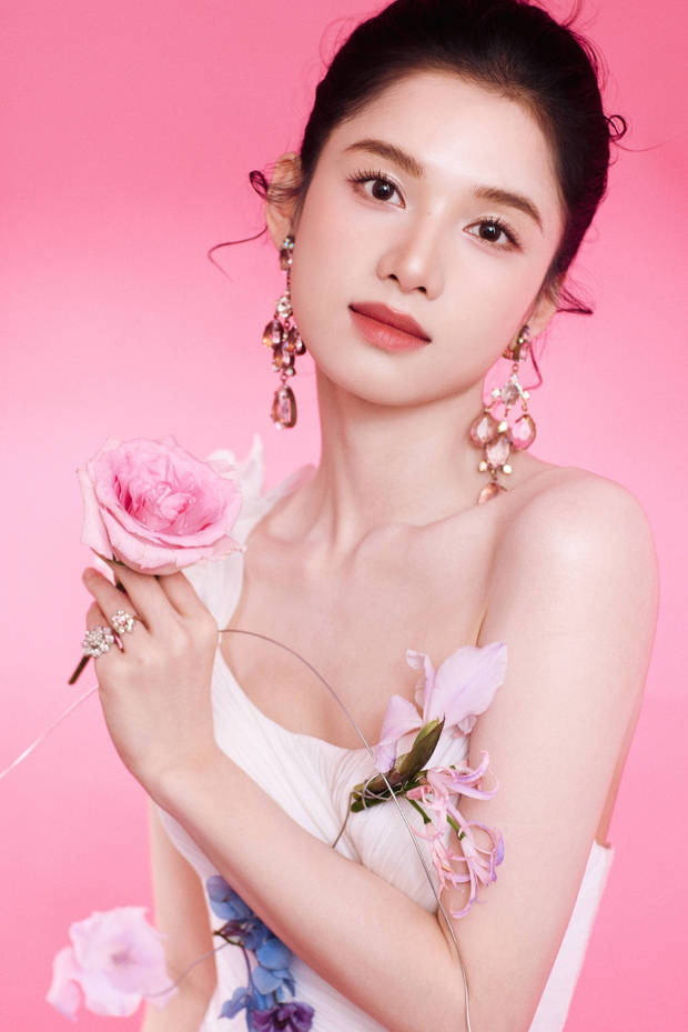 张婧仪穿白色长裙秀美背 甜美明媚灵动俏皮