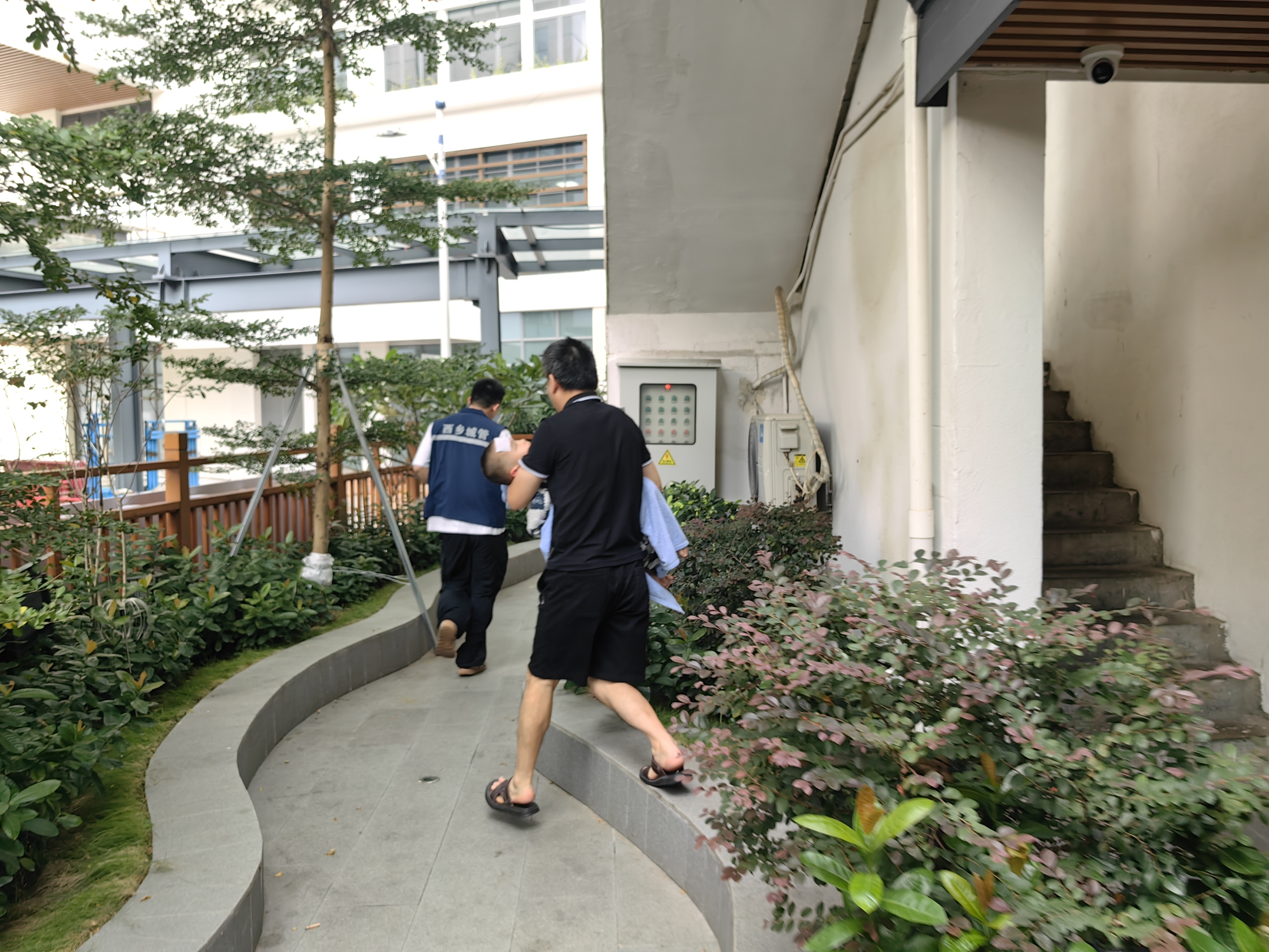 紧急时刻伸援手!西乡城管队员暖心护送抽搐幼儿就医