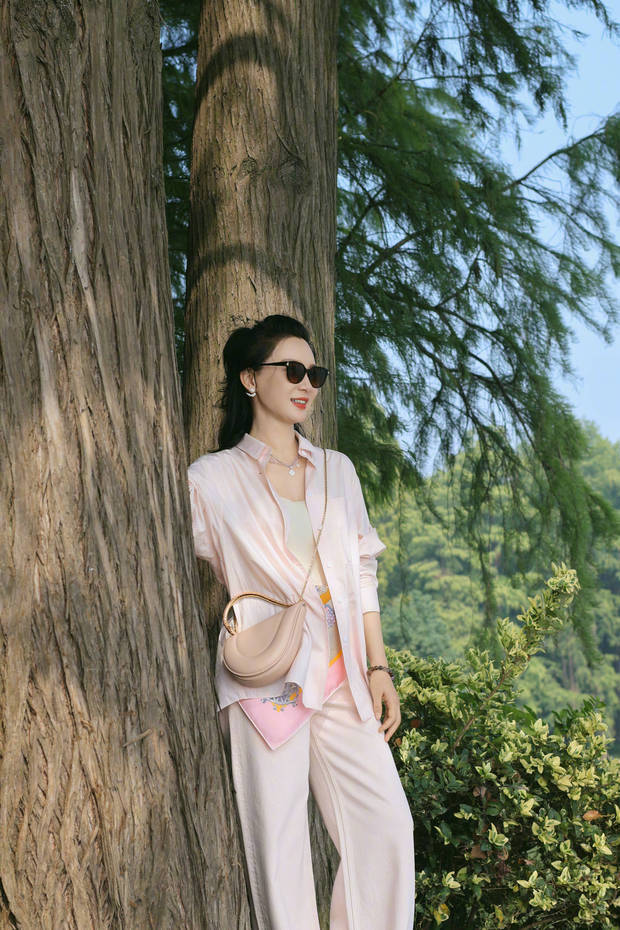 陈数分享悠然假日生活！逛街散步拍美照状态轻盈，笑容明媚心情佳(图4)
