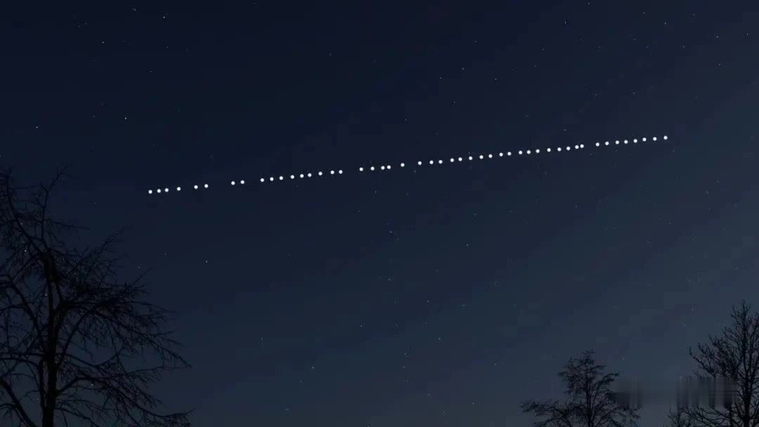 夜晚！又见SpaceX的星链卫星，太壮观了