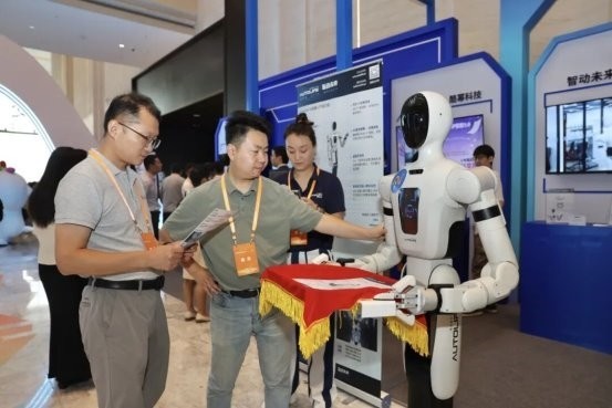 香港技术研究院科技委主席张斌教授获得“琶洲领军算法师”称号!