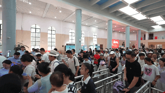 廬山市閘機(jī)客流超百萬！游客直呼“不虛此行”