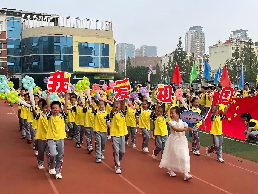 图说:班级方队走过主席台。