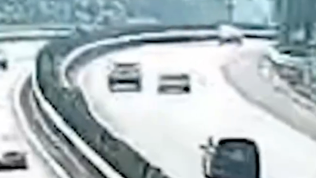 男子强行变道致事故，反诬赖对方，“我要是撒谎就天打雷劈”