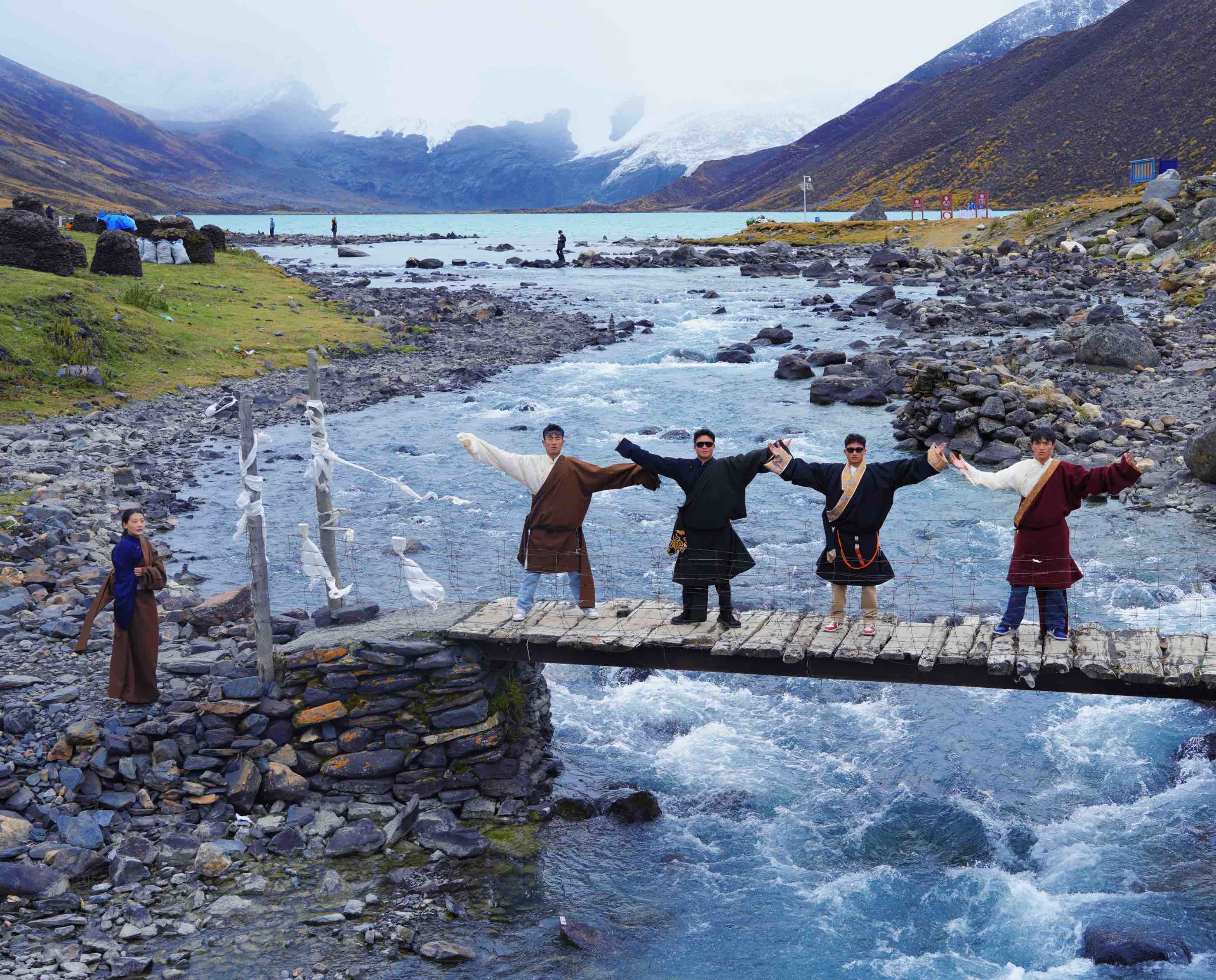 图为萨普景区旅游拍照打卡的游客。记者 万靖 摄