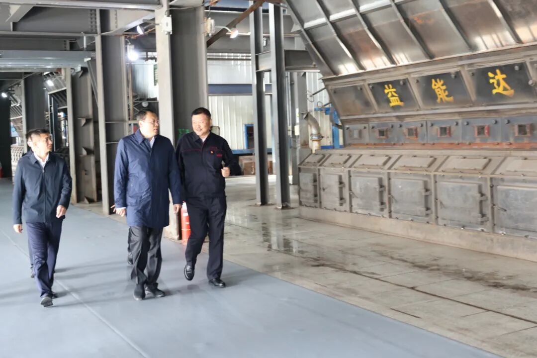 在辽源市热力集团第二调峰热源厂，沈德生详细了解供热保障和热源扩建工程建设情况