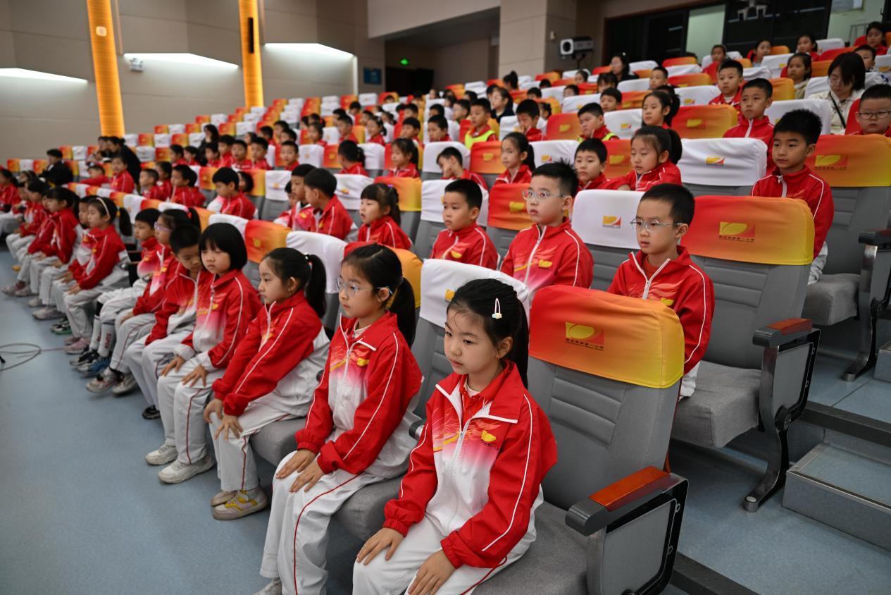 赞！警察、失主送锦旗到校 表扬拾金不昧小学生