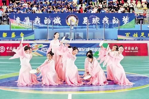 9月6日晚，“河北五超”辛集主场，辛集队迎战石家庄队，中场休息时进行文艺展演。娄雅坤摄