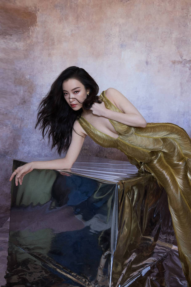 倪妮穿金色深V长裙魅惑美艳 锁骨精致曲线曼妙