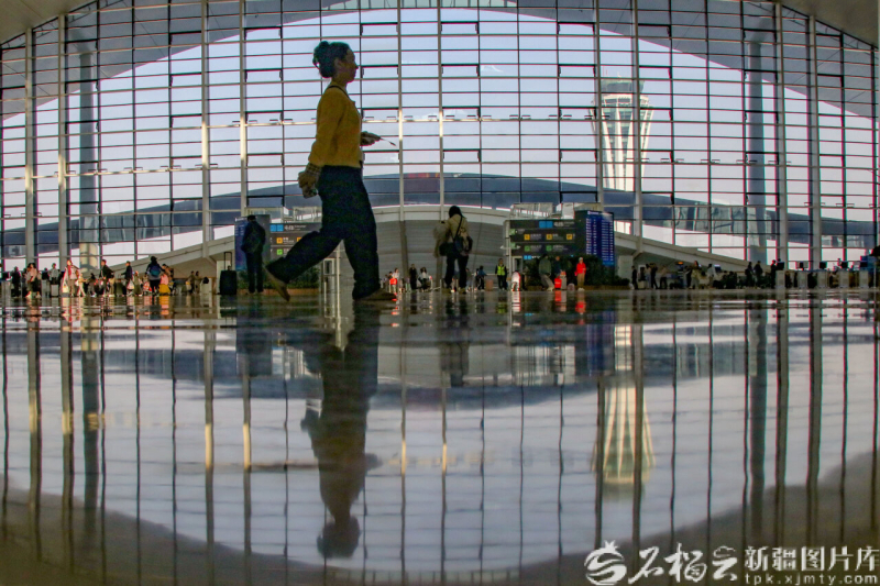 10月9日,乌鲁木齐天山国际机场大厅内,旅客准备前往登机口。石榴云/新疆日报记者 蔡增乐摄