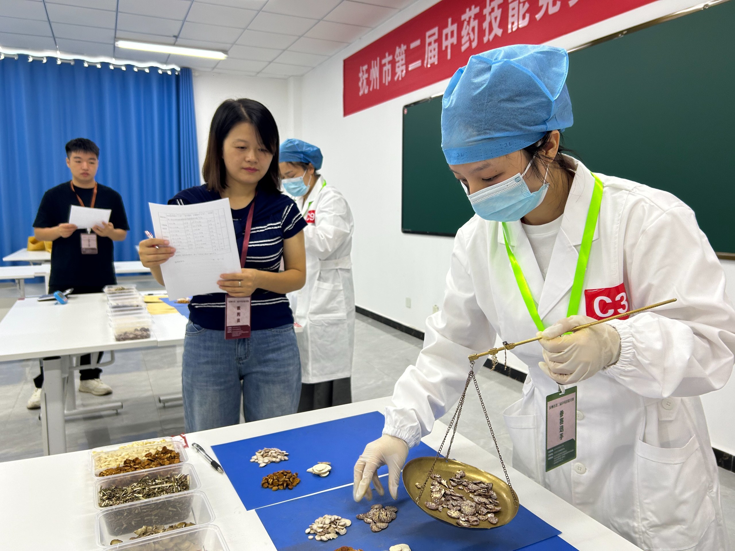 参赛选手进行饮片调剂比赛。