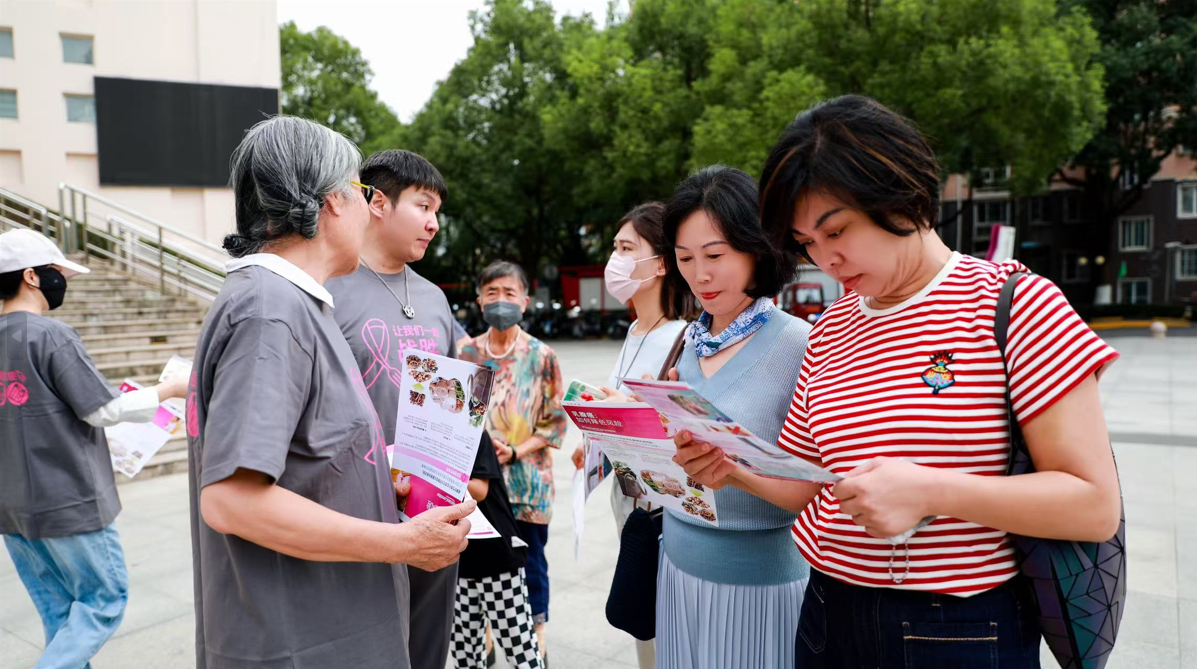 志愿者向现场民众发放传单
