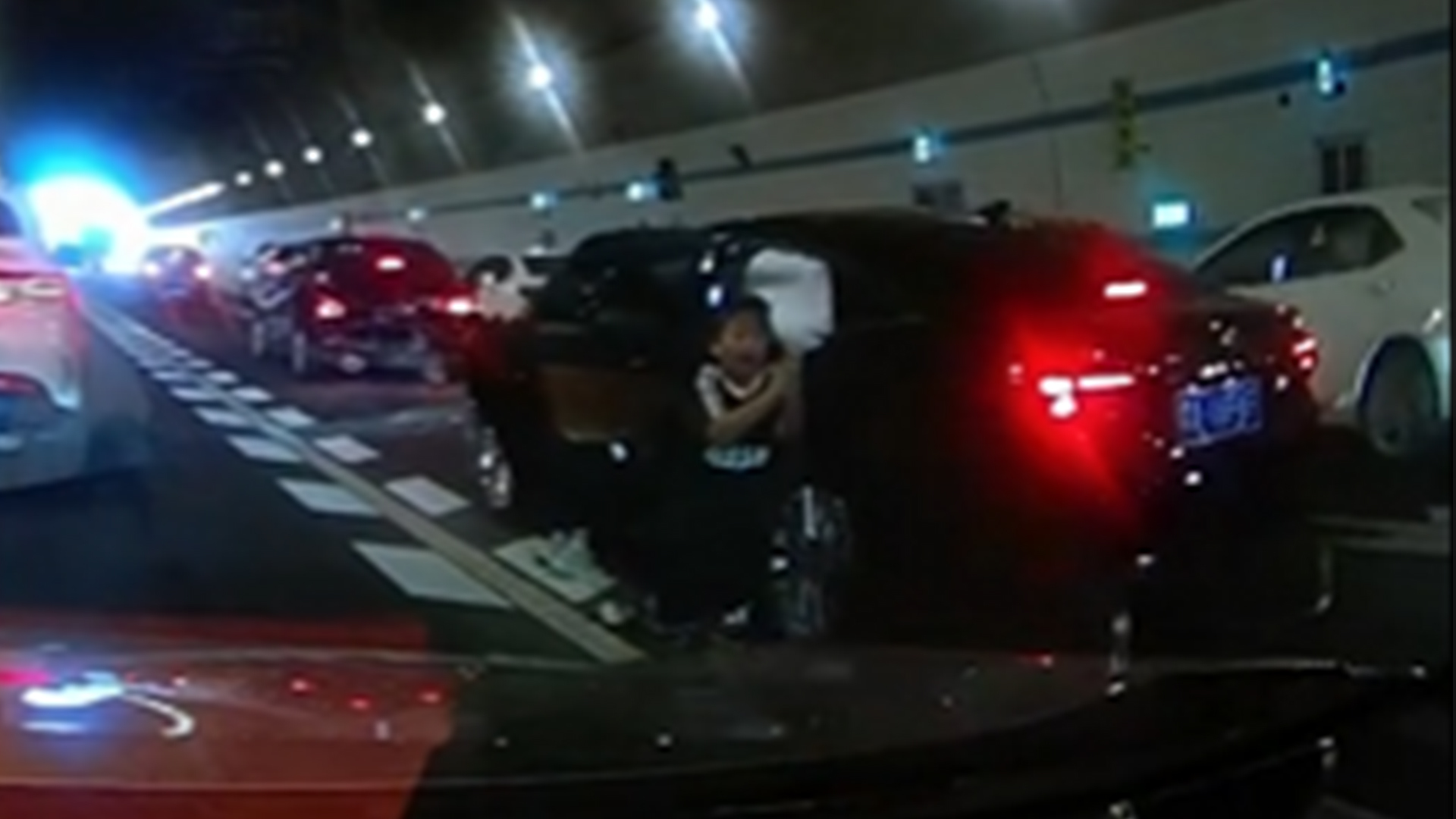 隧道内发生车祸，男孩跪地求助路人救车内母亲，路过热心司机停车救人