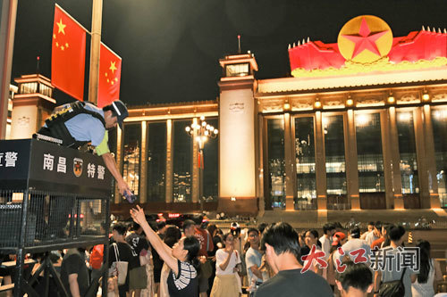 特警队员化身“拍照主理人”（南昌公安供图）