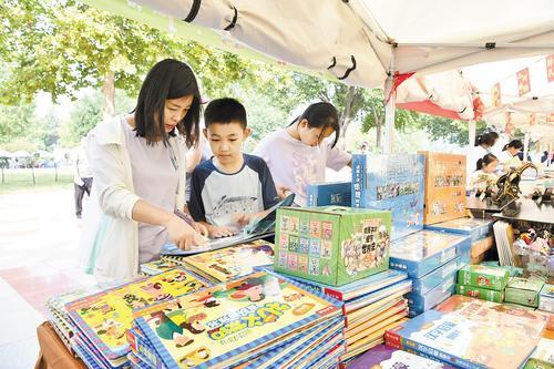 10月1日，在“地坛书市进保定”活动现场，读者们在选购图书。 本报记者 徐 华摄