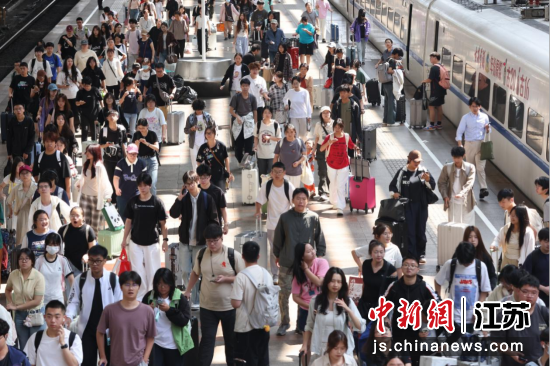 旅客们在南京火车站出行。南京铁路公安处南京站派出所 供图