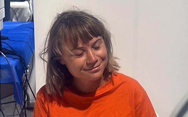 以色列被指将“环保少女”关在有臭虫的牢房，强迫其举旗拍照