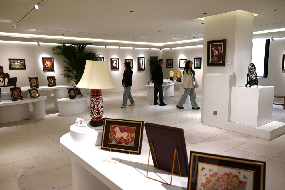 10月7日,游客在敦煌无界常沙娜艺术中心参观。新华社发(张晓亮 摄)