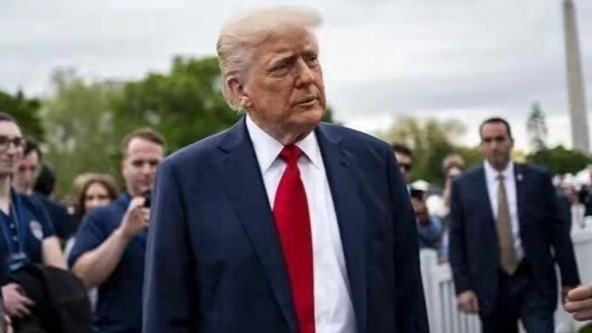 美军“峰会”刚结束，特朗普当众怒斥赫格塞斯，白宫发生了什么？