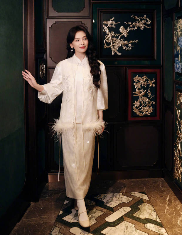刘涛新中式造型诠释东方美学，一袭素衣温婉大气(图2)