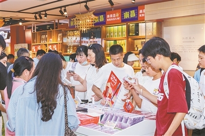 市民游客選購“南昌禮物”