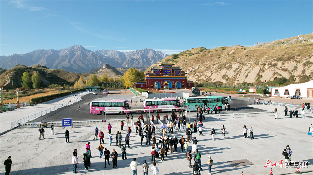 10月4日，张掖市肃南县马蹄石窟群旅游景区迎来客流高峰，秋日的五彩斑斓与千年石窟的历史厚重交相辉映，为游客带来了一场自然之美与文化之韵交融的沉浸式体验。新甘肃·每日甘肃网通讯员　王生林　摄影报道
