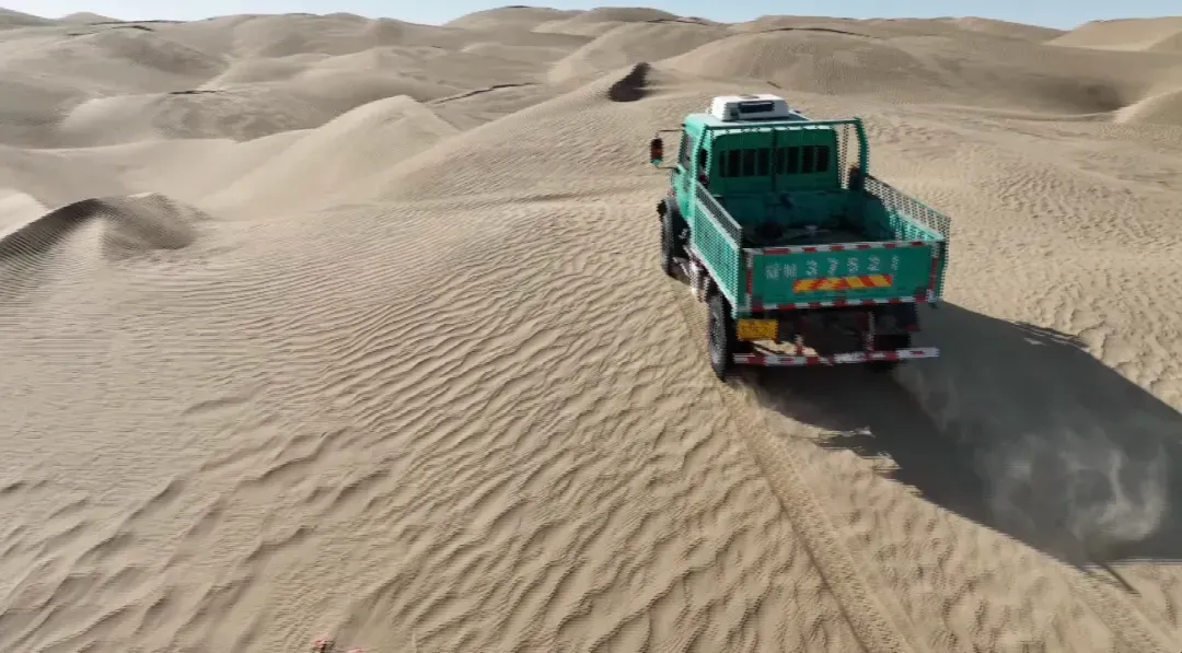 在曾经的“死亡之海”塔里木，中国人是如何把沙漠公路建立起来的？