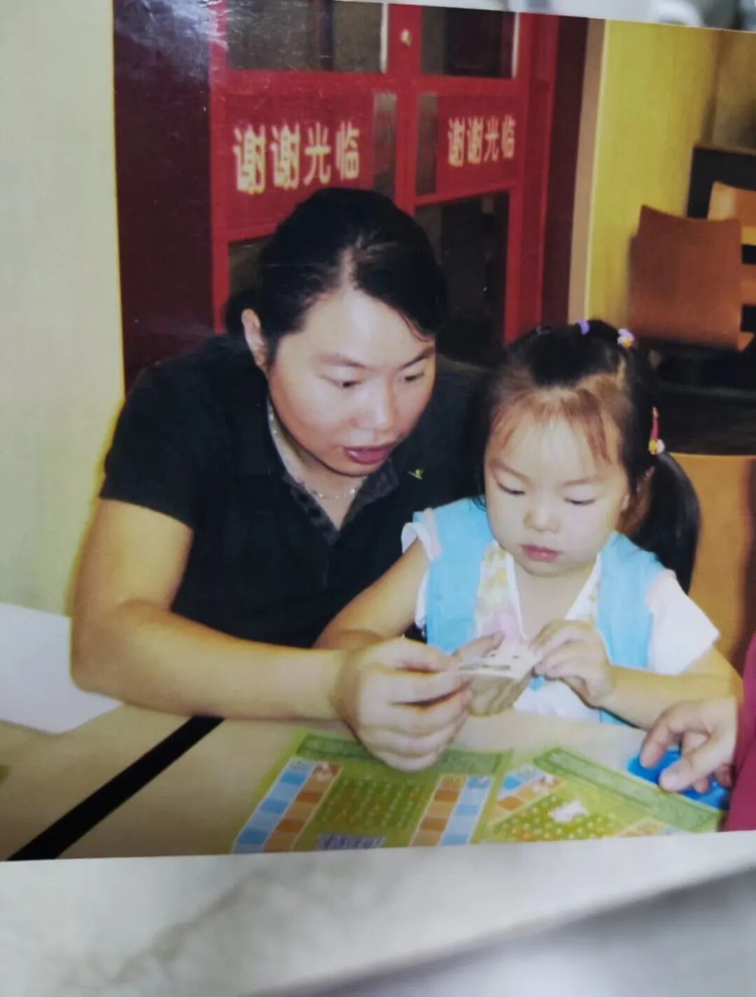 小時(shí)候，媽媽為了讓女兒和同齡人一起玩，每周末都帶女兒去肯德基參加活動。受訪人供圖