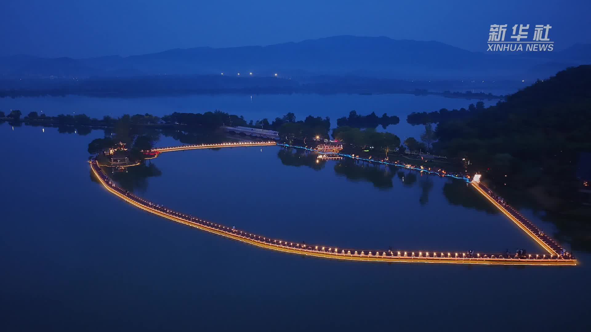 安徽池州：澄湖映天 栈桥卧波