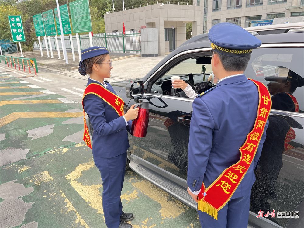 国庆中秋假期，两徽、康略高速公路的一线工作者们默默坚守岗位，以责任为墨，以担当为笔，共同绘就了一幅“平安保畅”的温暖画卷。新甘肃·每日甘肃网通讯员　陈勇　摄影报道