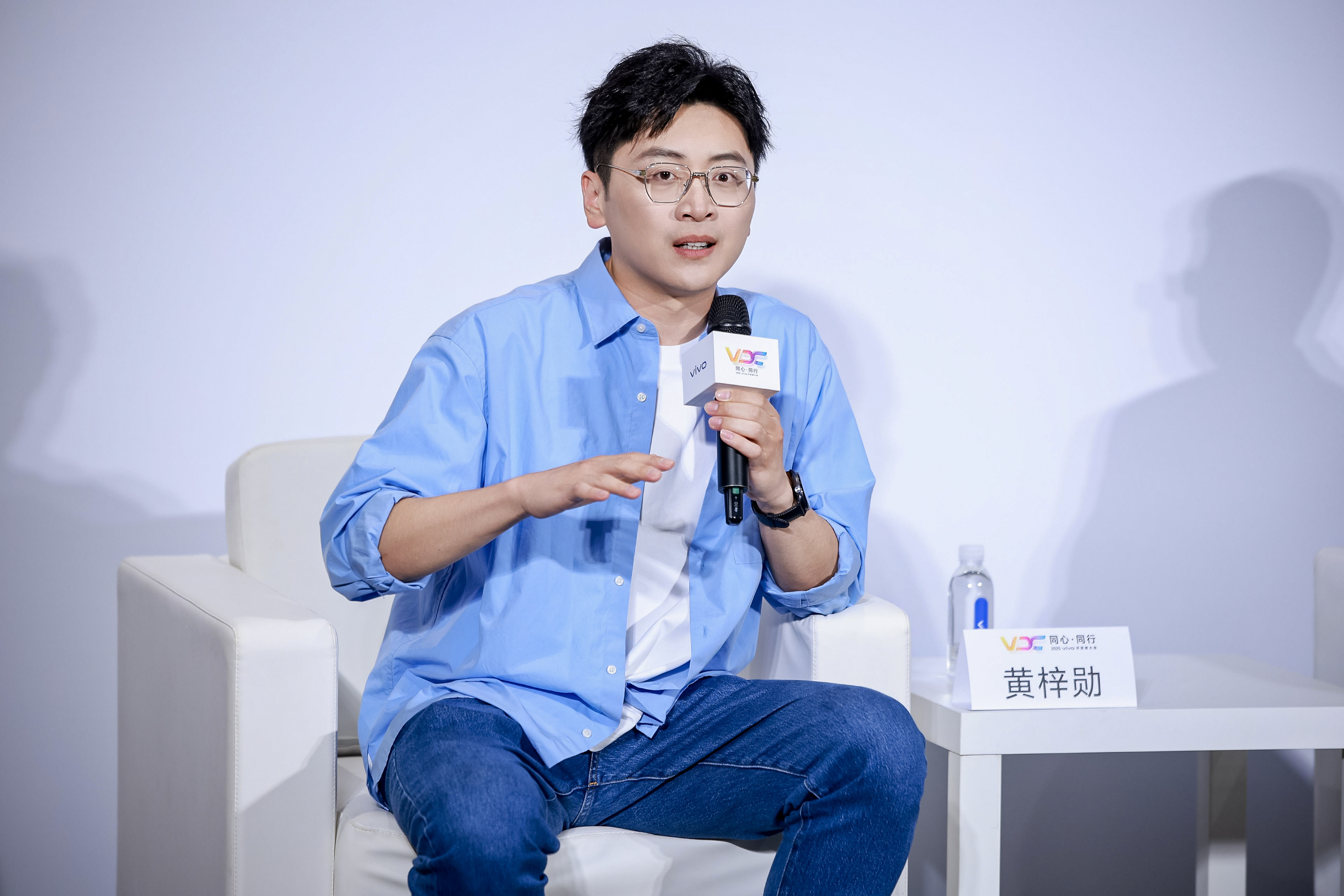对话vivo副总裁周围：拒绝AI“功能过载”，揭秘vivo“系统功能AI化”的务实路径