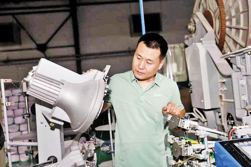 近日,在河北柏立信家纺股份有限公司,工人在织造家纺产品。 保定市行政审批局供图