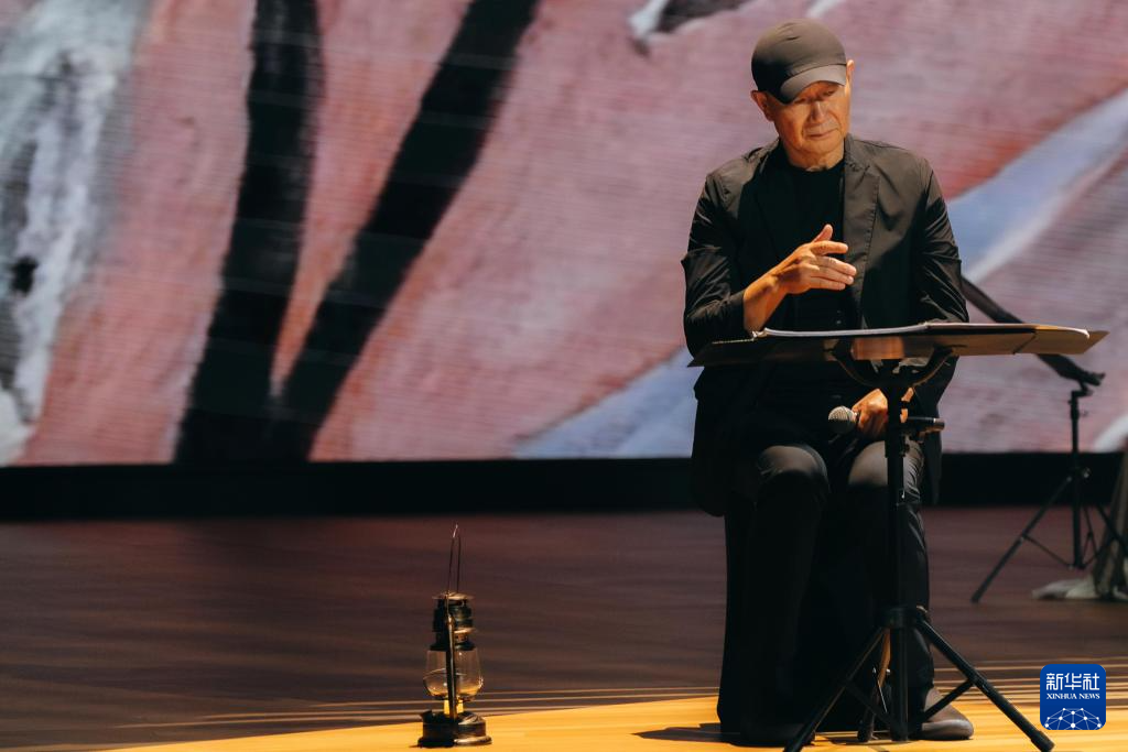 10月6日,知名作曲家谭盾在《消失的藏经洞》音乐会上。新华社发