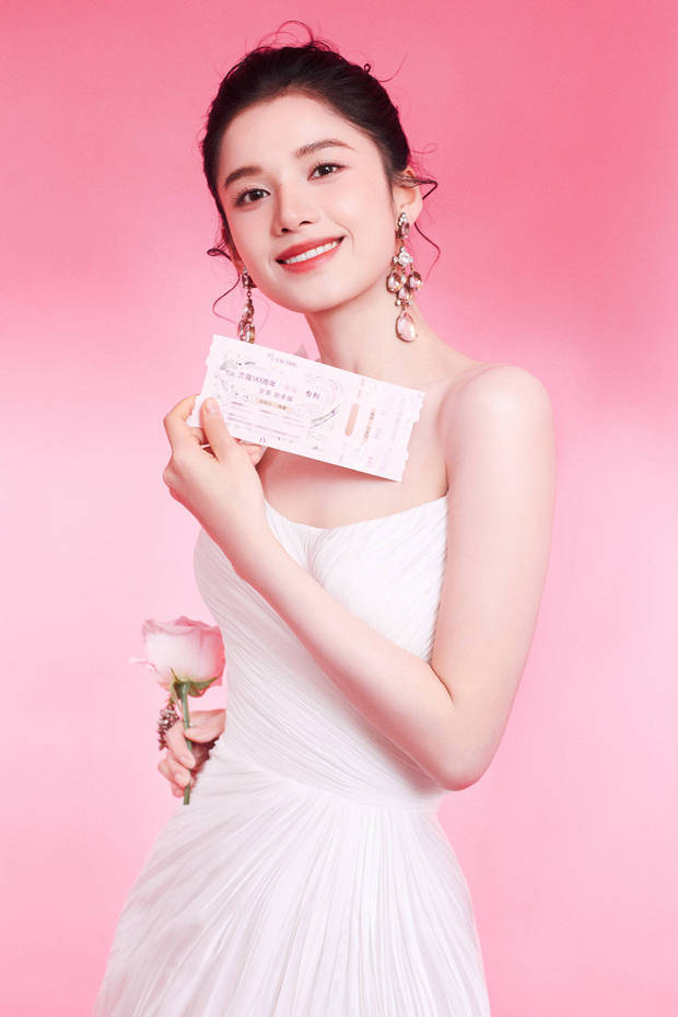 张婧仪穿白色长裙秀美背 甜美明媚灵动俏皮
