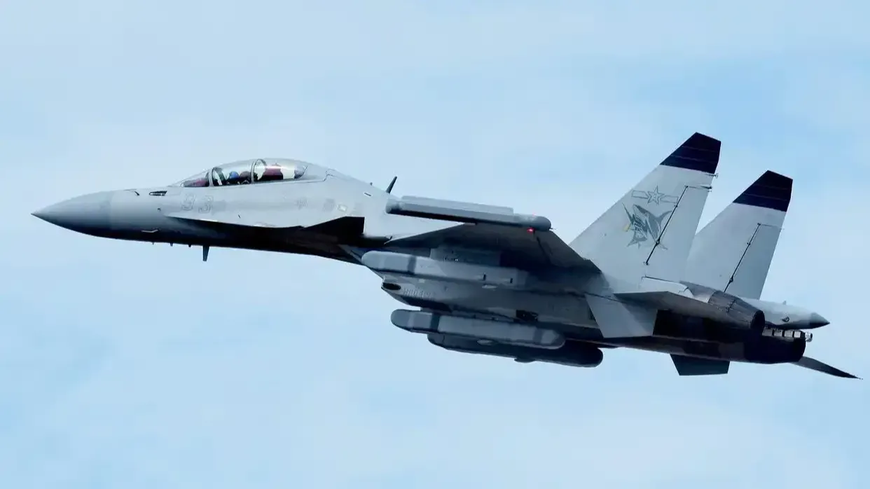 对比美国海军EA-18G电子战机，解放军歼-15D具备哪些优势？