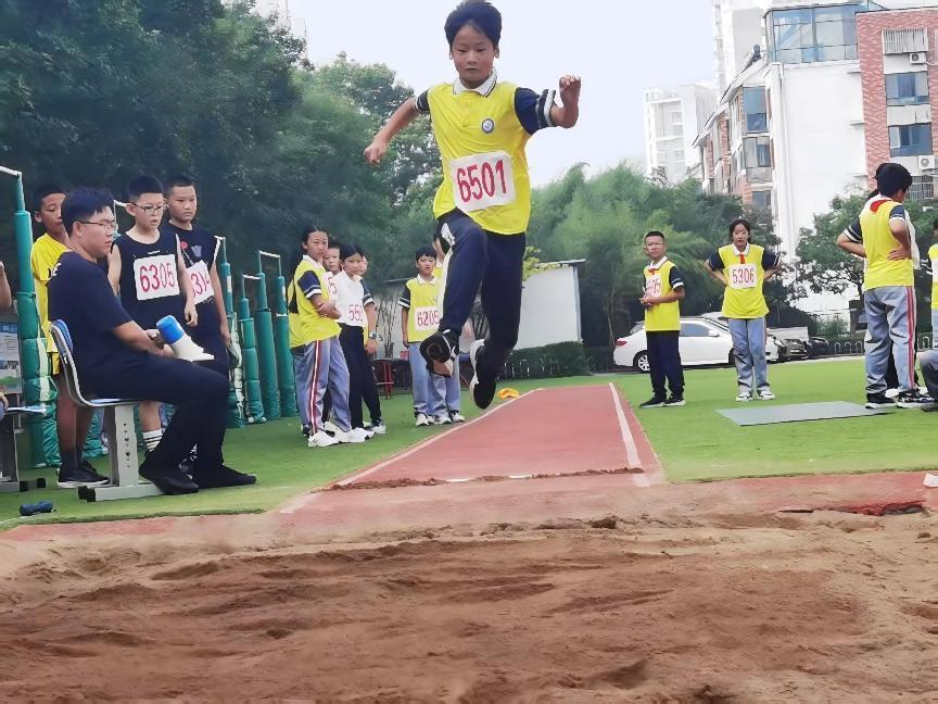 图说:跳远赛场一瞥。